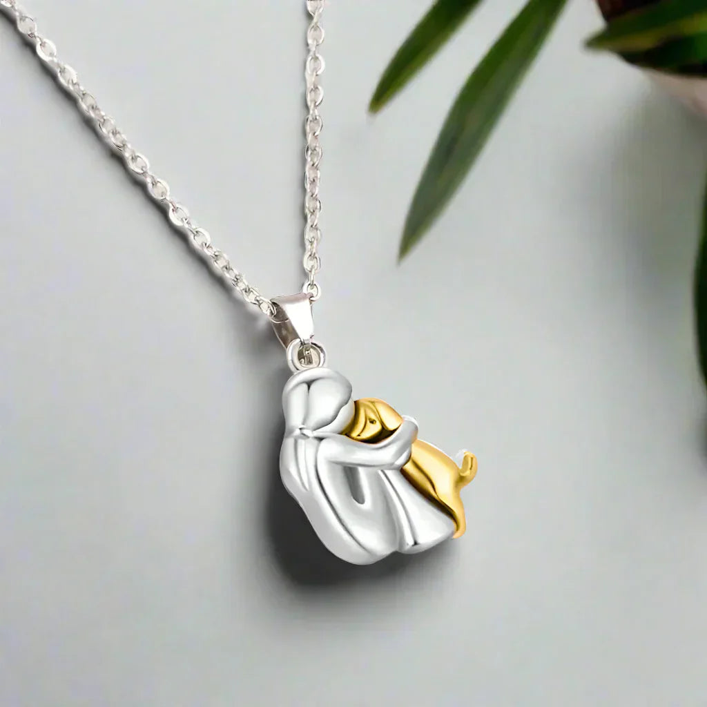 Alora™ | Hug Pendant Necklace