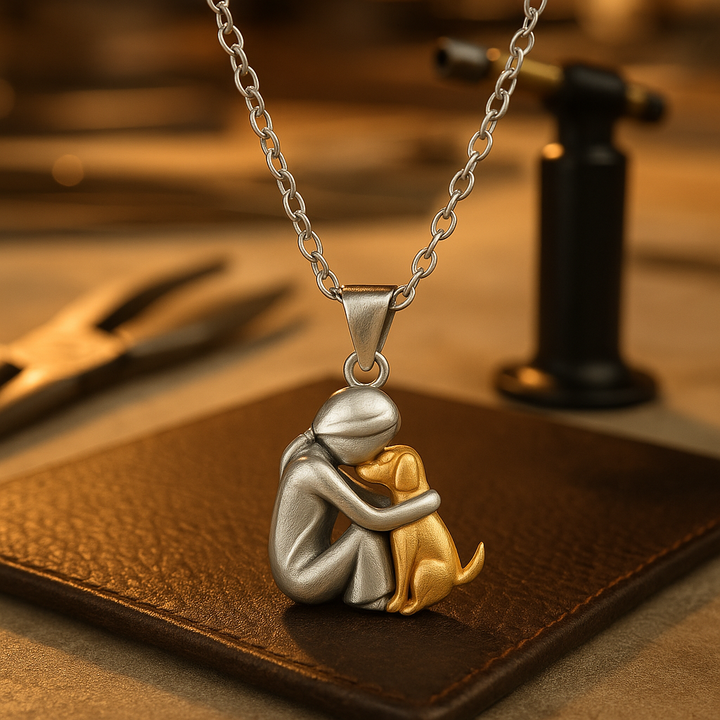 Alora™ | Hug Pendant Necklace